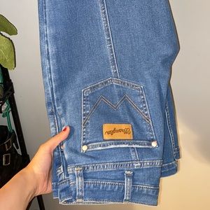 Woman’s wrangler 29x34